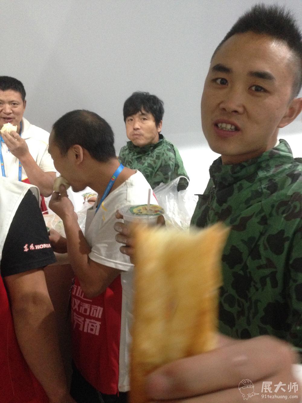 第四天早晨的早饭,瞧这个帅小伙