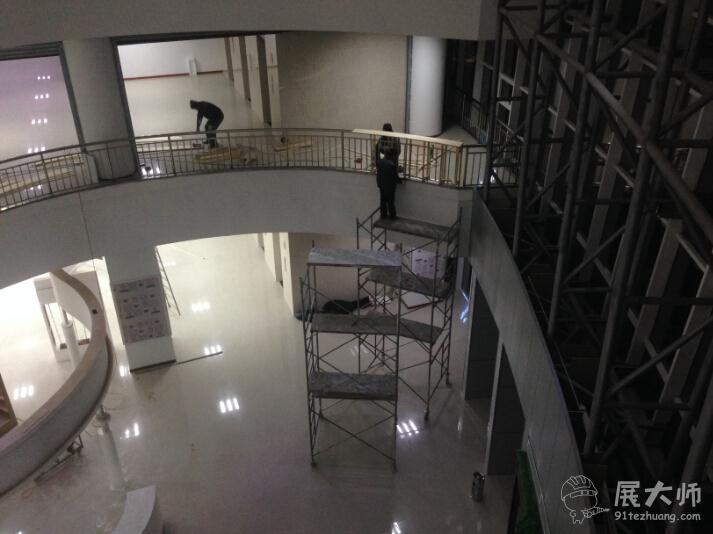 夜晚虽深,但施工不停